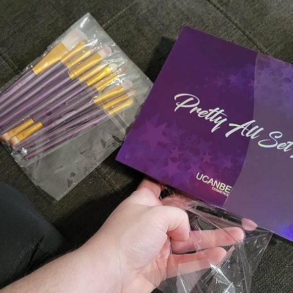 Complete makeup palettee eyeshadow bronzers contour blush highlight + brushes - Picture 4 of 7